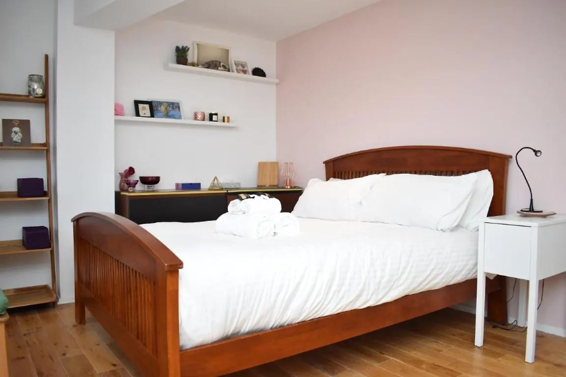 Chapel Lane - Charming Modern One Bed Apartment At The Shore! Edinburgh